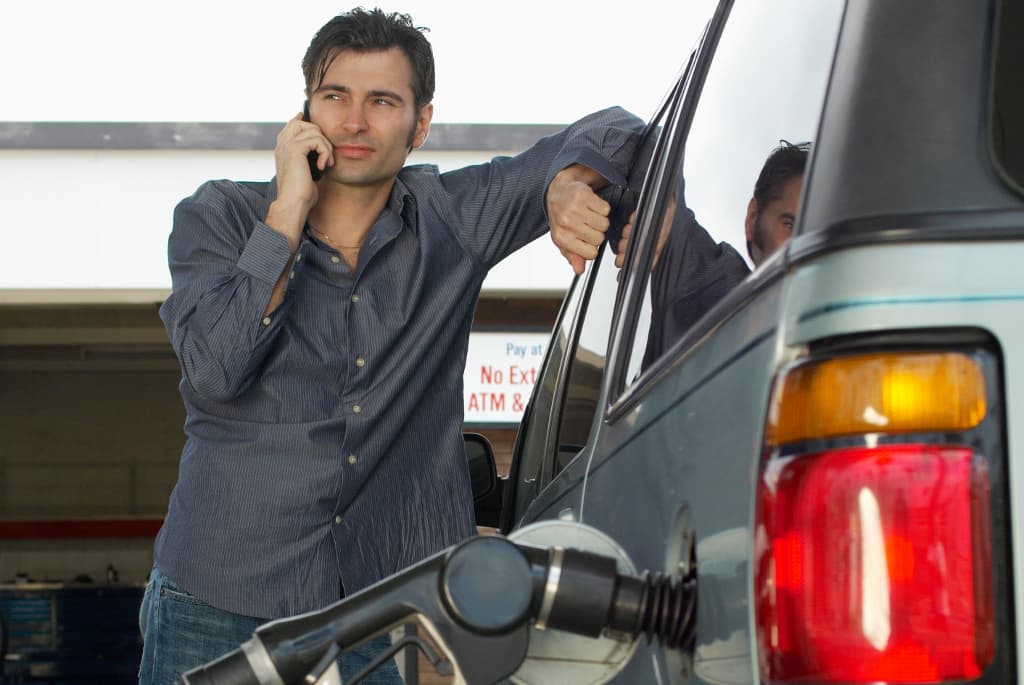Esta es la razón por la que los celulares están prohibidos en las estaciones de servicios y en los aviones