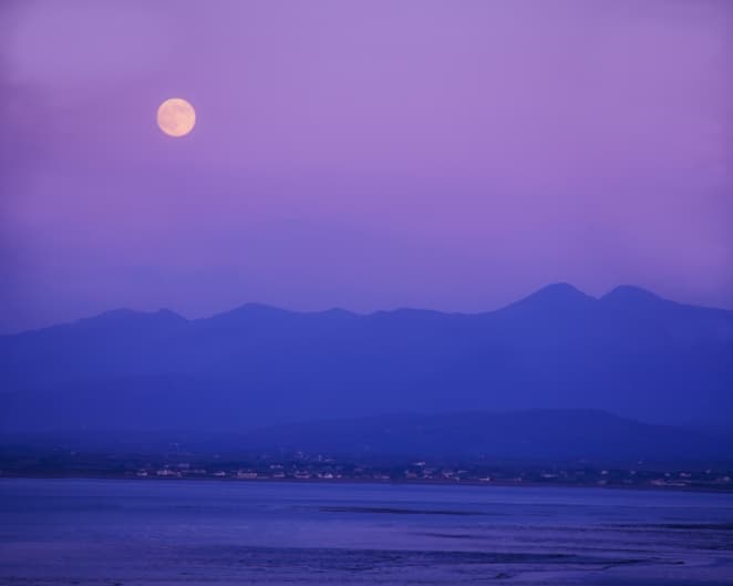 ¿Por qué la luna cambia de color?