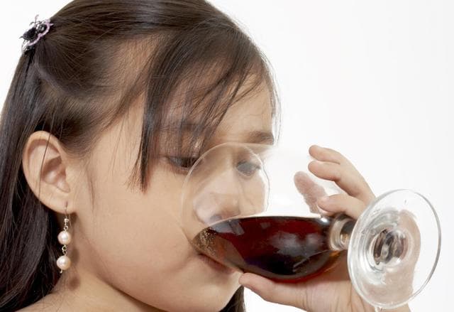 Científicos advierten que las bebidas azucaradas adelantan la pubertad en niñas