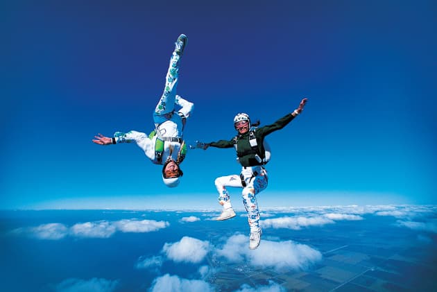 Se arroja sin paracaídas desde más de 7.000 metros de altura: el video es puro vértigo