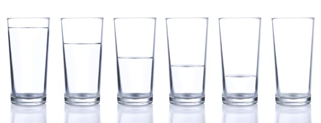 ¿Cuánta agua debemos consumir por día realmente?