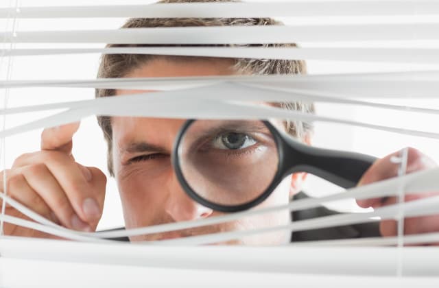 La ciencia explica cómo hacer para que la gente deje de darle tanta importancia a las teorías conspirativas