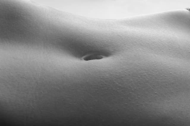 ¿Por qué se forma pelusa dentro del ombligo?