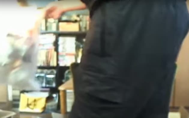 Este absurdo video es el manual de lo que no se debe hacer en caso de incendio ¡Realmente increíble!