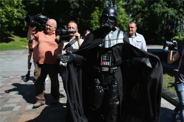 Chewbacca fue arrestado en Ucrania mientras hacía campaña política junto a Darth Vader