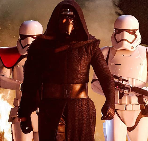 ¿Por qué Kylo Ren tiene un sable láser tan diferente?