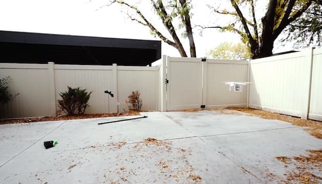 Mira como un dron puede ahorrarte tiempo al barrer el patio de tu casa