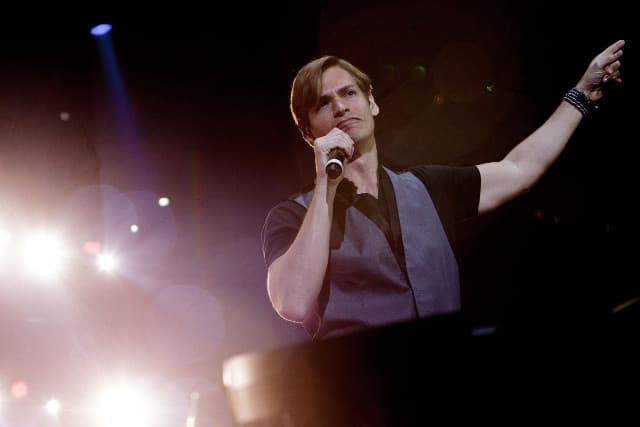 11 artistas latinos que seguro hicieron y harán llorar a tu madre de por vida