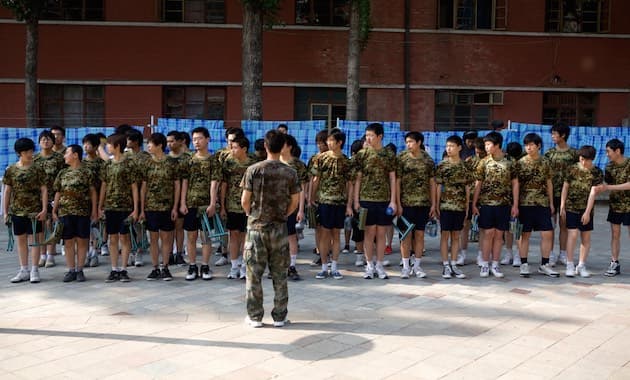 Conoce el duro tratamiento que reciben los jóvenes adictos a Internet en China