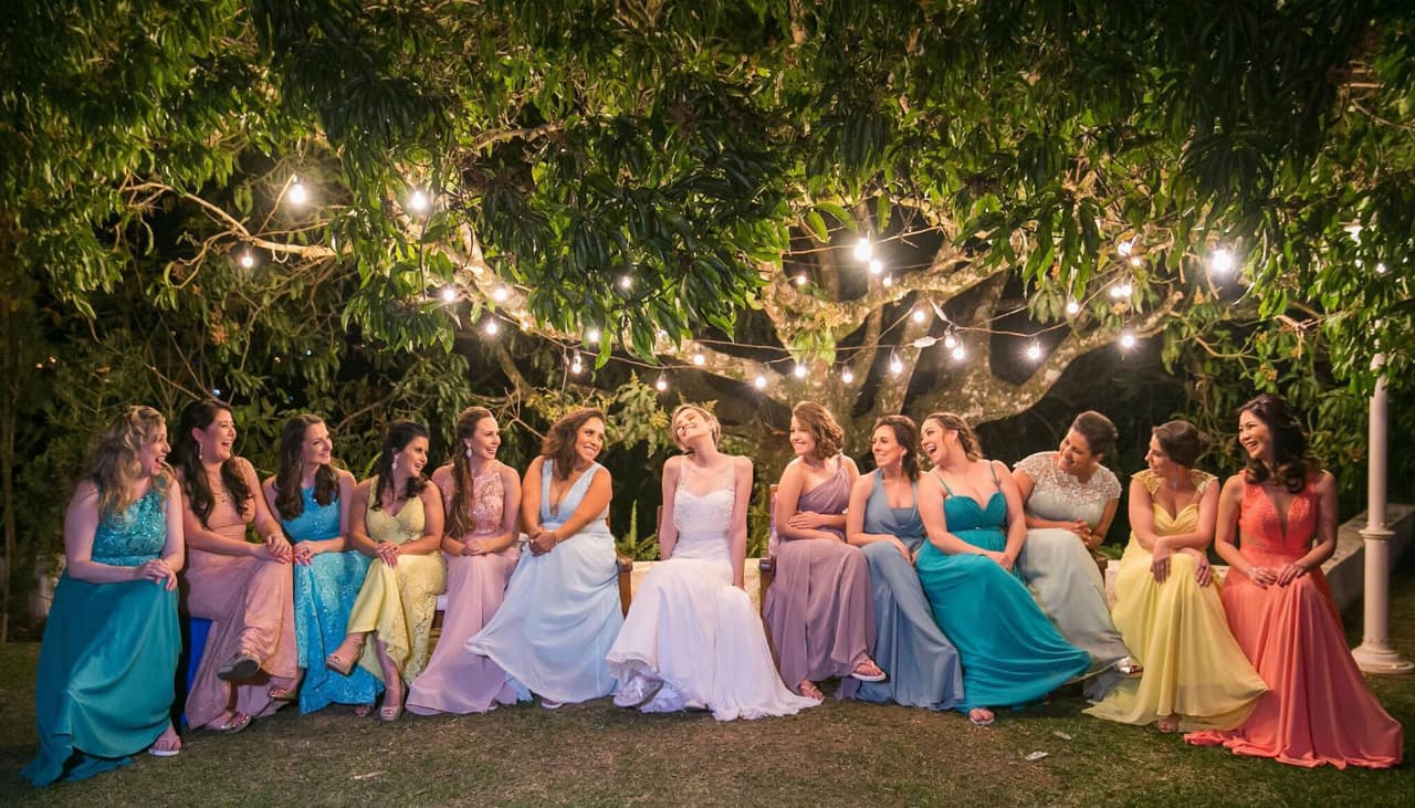 La foto de esta novia y sus madrinas parece de una película: la historia detrás es conmovedora