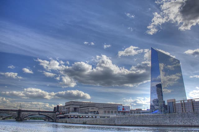 No podrás despegar tu mirada del edificio Tetris ni evitar la nostalgia (y no eres el único)