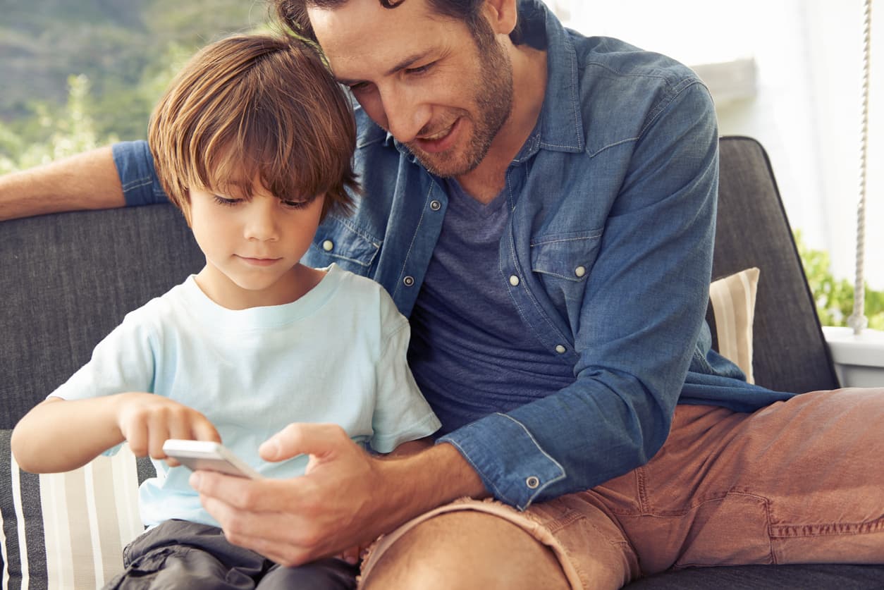 El rechazo y distancia de los padres afecta el desarrollo emocional de sus hijos