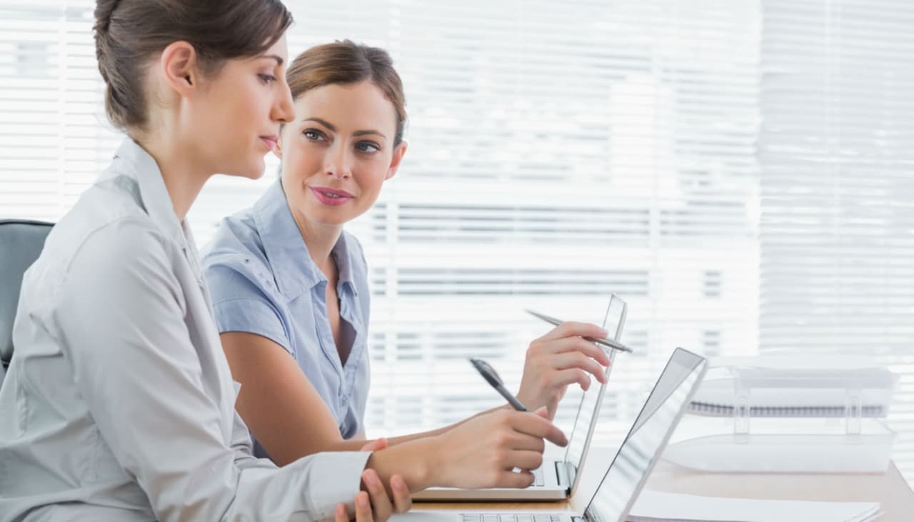 Tener un buen amigo en el trabajo genera mejores resultados, según estudio