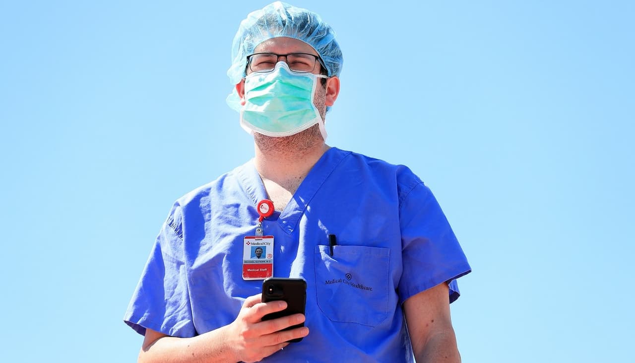 Científicos diseñaron un cubrebocas que elimina el coronavirus al contacto con la tela