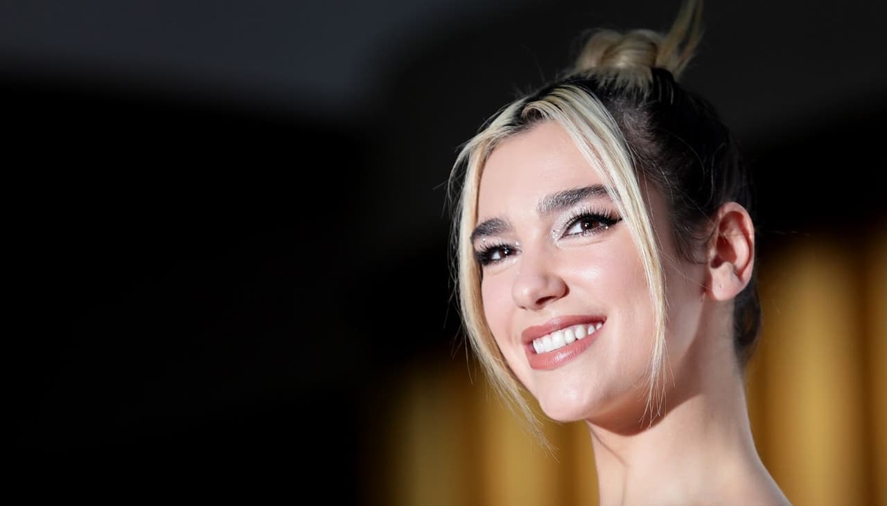 Dua Lipa encontró la manera de verse más esbelta usando un outfit blanco y lució espectacular