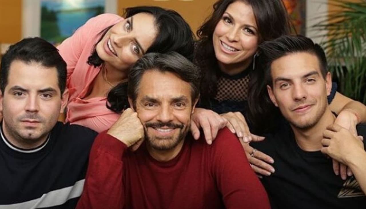 Los tres han pasado temporadas en casa del matrimonio en California y hasta grabaron juntos el
<b> <a href="https://www.univision.com/famosos/alessandra-rosaldo-revelo-como-fue-grabar-de-viaje-con-los-derbez" target="_blank">reality 'De viaje con los Derbez'</a></b> que ya suma dos temporadas.
<br>