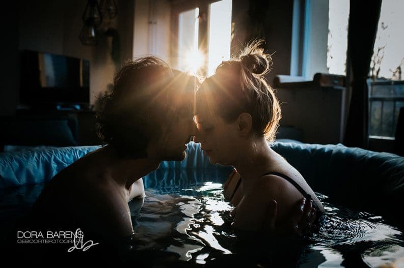 El bebé arcoíris y la emoción familiar: mira la estremecedora foto de un parto que ganó el primer premio