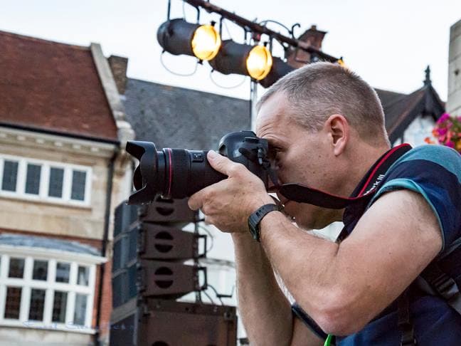 Fotógrafo retrata a las mismas personas 30 años después y las reacciones son increíbles