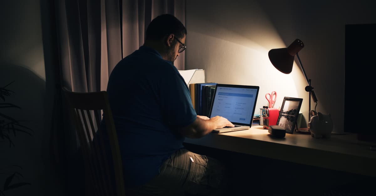 Escribió un programa que hace todo su trabajo, ahora no sabe si contarle a su jefe