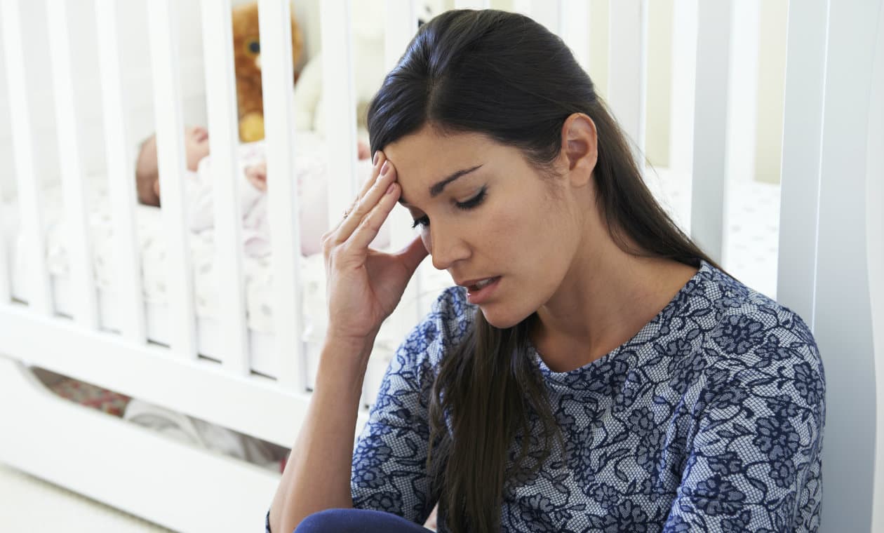 Si la maternidad a veces te hace sentir sola, hay 3 consejos de expertos que debes leer