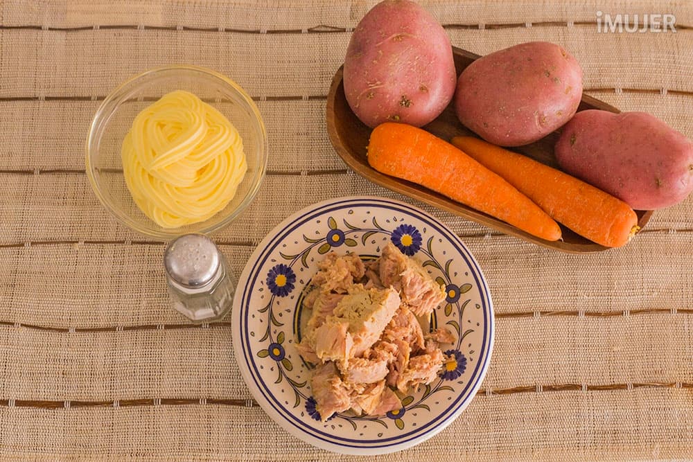 Fresca ensalada de papa, zanahoria y atún