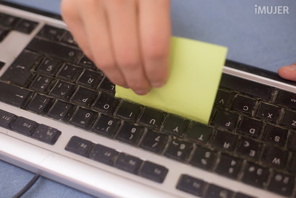 Tips Hogar, limpia tu teclado con una nota autoadhesiva
