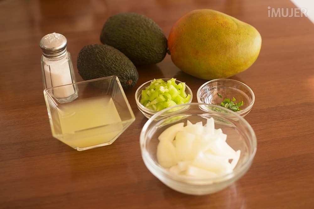 Prueba este exótico guacamole con mango
