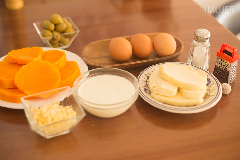 Delicioso pastel rústico de calabacín y aceitunas