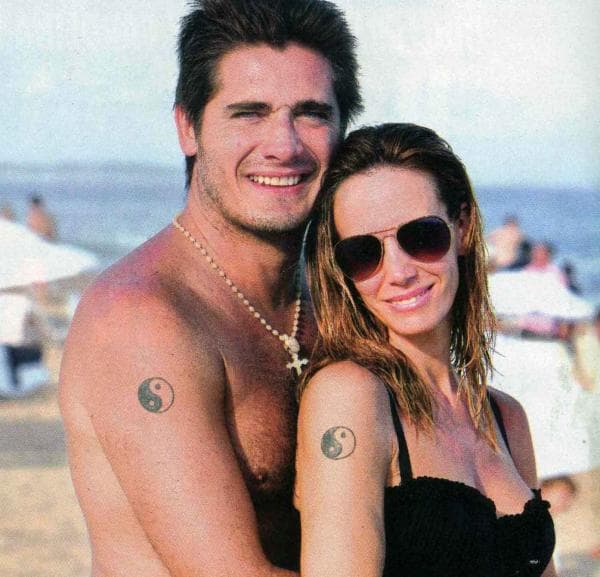 5 parejas famosas que se tatuaron por amor
