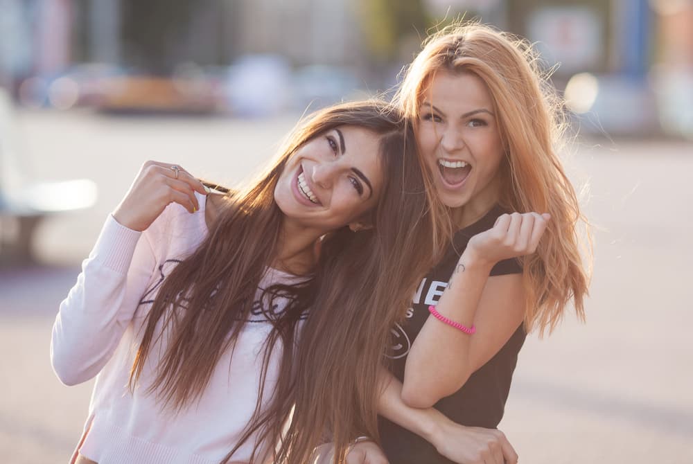 Tener una hermana parlanchina tiene un efecto antidepresivo, según estudio