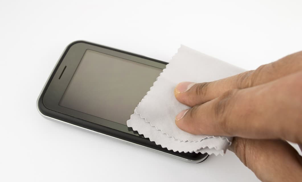 Los SÍ y los NO cuando de limpiar el móvil se trata