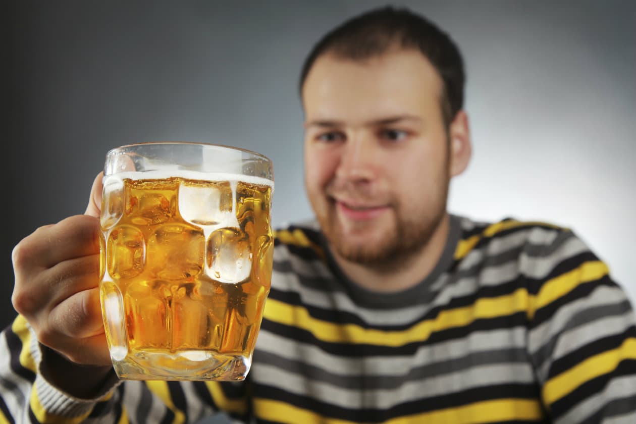 Beber mucho hace que comamos de más