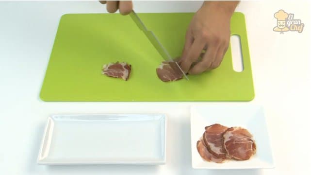 Aperitivos fáciles: tomaca con bondiola sobre focaccia