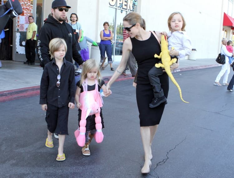 Shiloh Jolie Pitt vuelve a vestirse como niña
