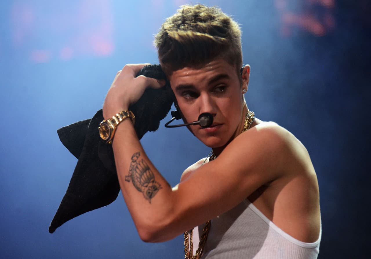 ¿Justin Bieber intenta olvidar a Selena Gómez con otra chica?