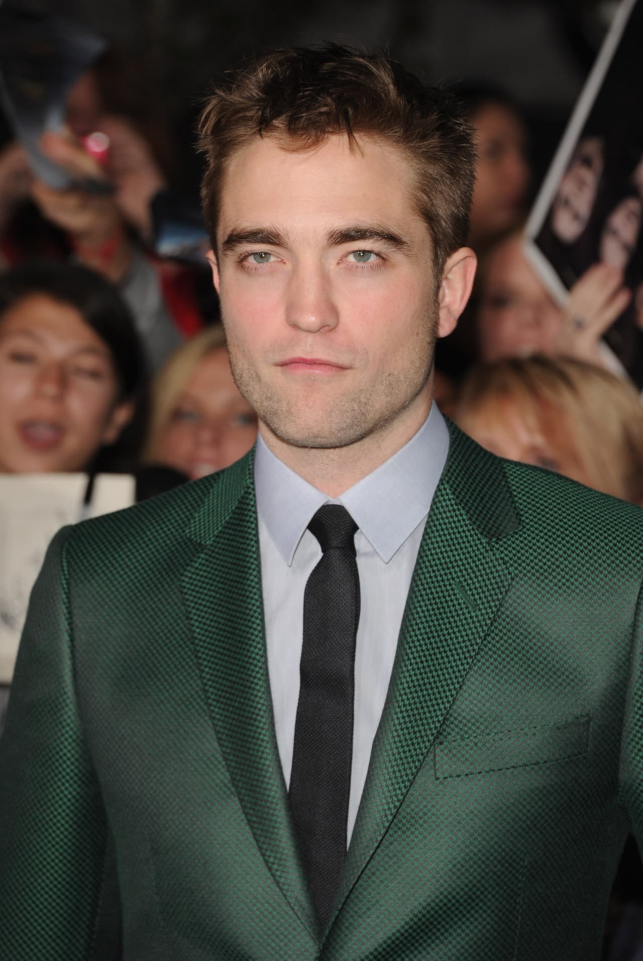 Robert Pattinson sale con amigos tras su separación de Kristen