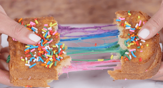 Esta es la receta del sándwich arcoíris que es la nueva obsesión de todos, ¡tienes que probarlo!