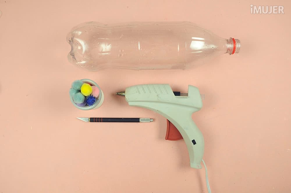 Cómo reciclar una botella de plástico para hacer una estación de carga para tu teléfono