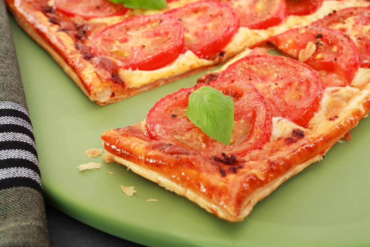Exquisita tarte tatin de tomate y parmesano que puedes hacer en casa