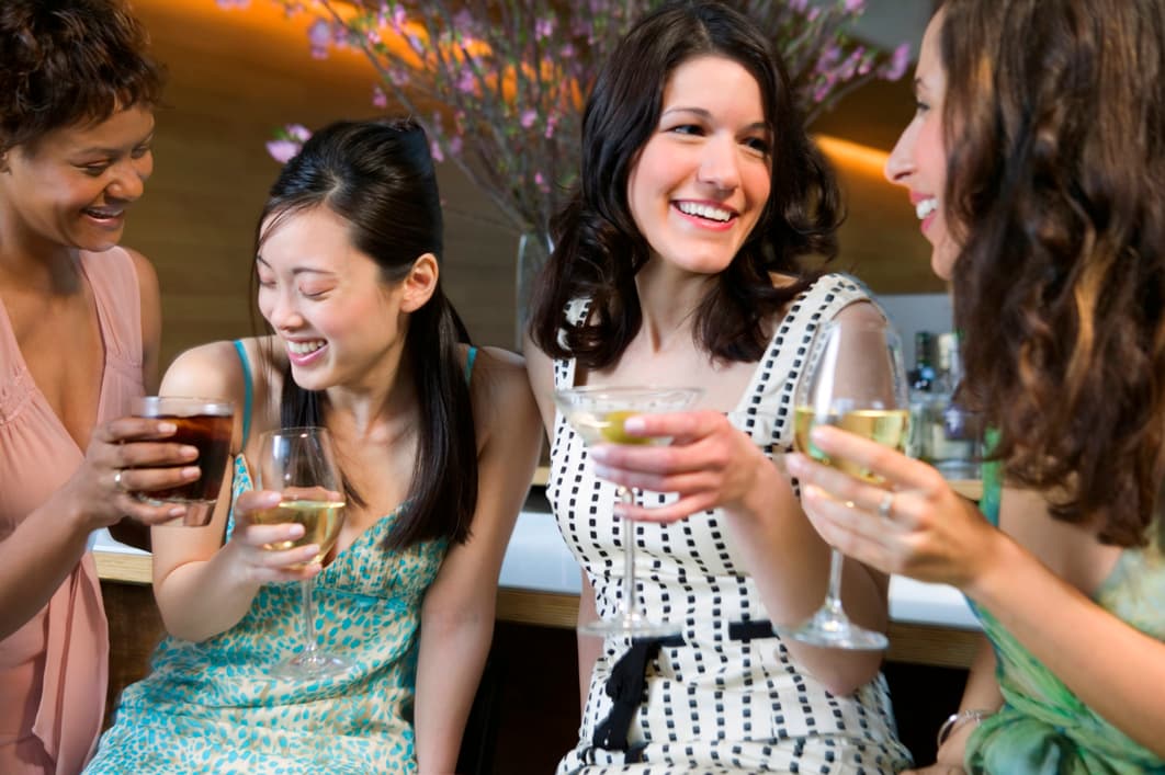 Cómo ser el anfitrión perfecto en una fiesta con cócteles