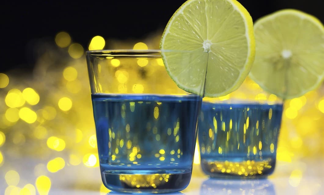 Prepara estas 4 aguas saborizadas y disfruta de estos beneficios para tu salud