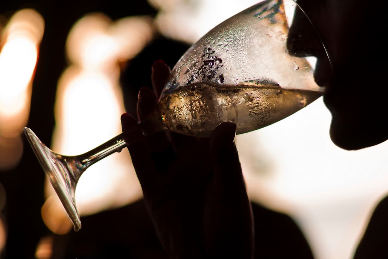 Cómo eres según la forma de sostener tu trago