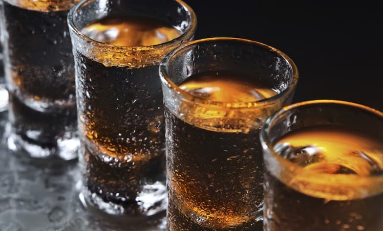 Delicioso trago de chocolate y café espresso para después de la comida