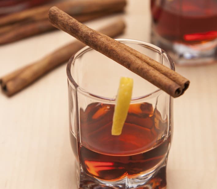 Cómo hacer licor casero de especias y canela