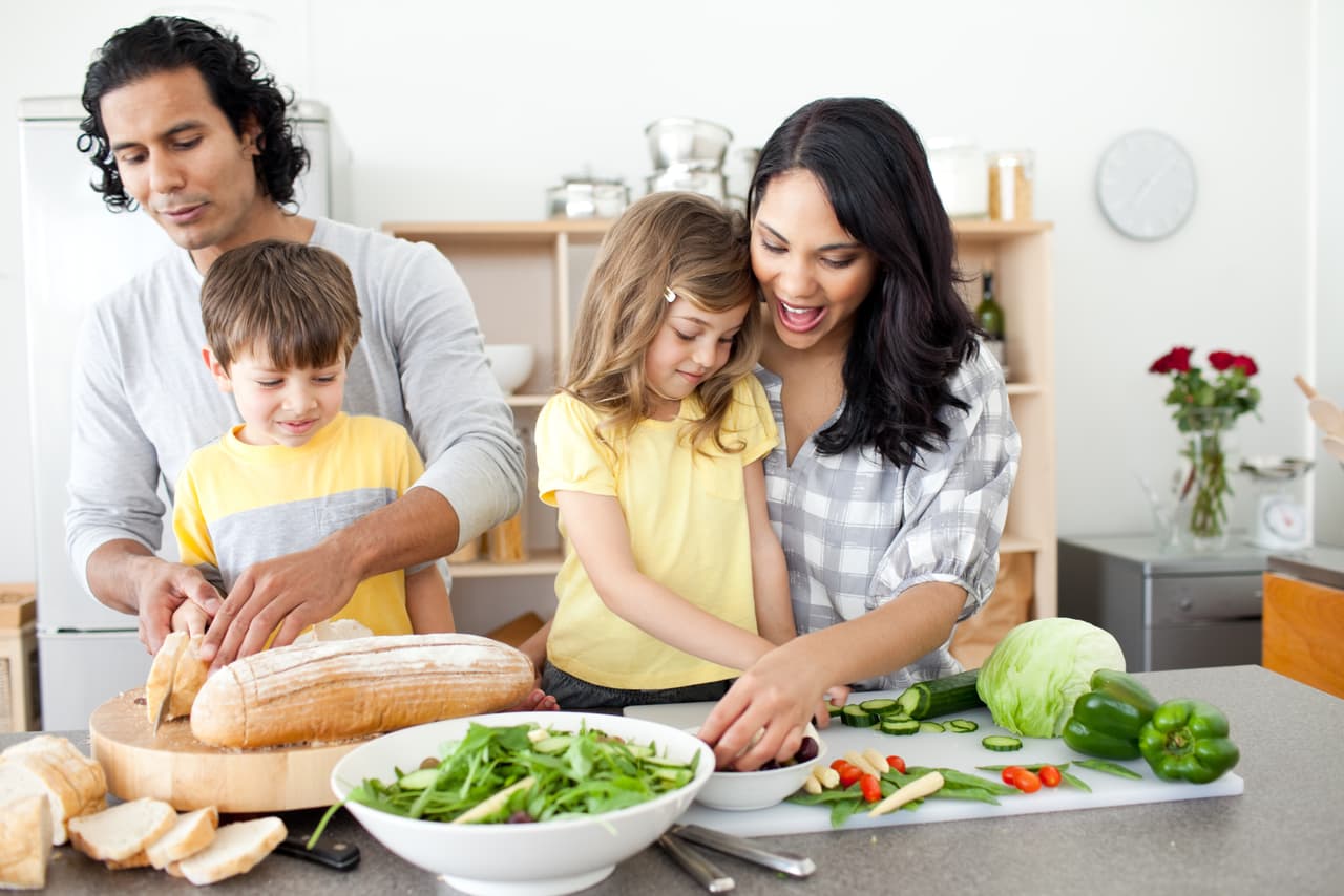 7 beneficios de cocinar en familia que te sorprenderán