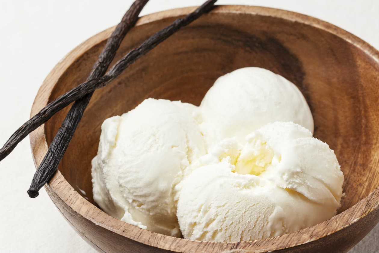 Helado de chocolate blanco, cardamomo y vainilla