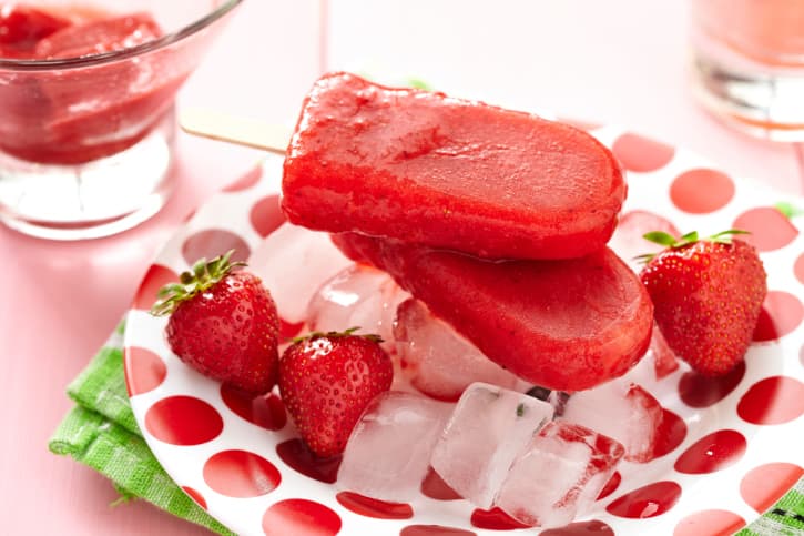 Paletas heladas de fresa, melocotón y vodka