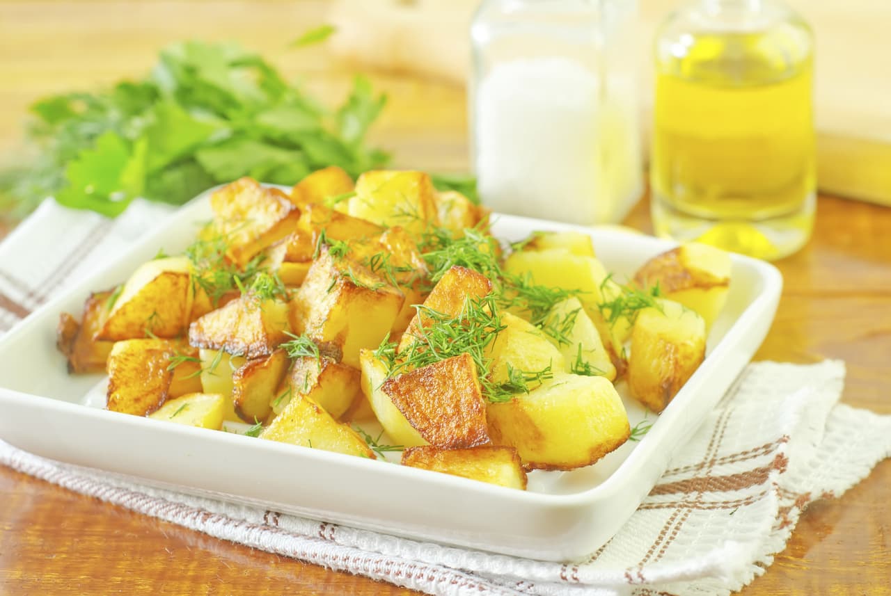 Exquisitas papas picantes con garbanzos