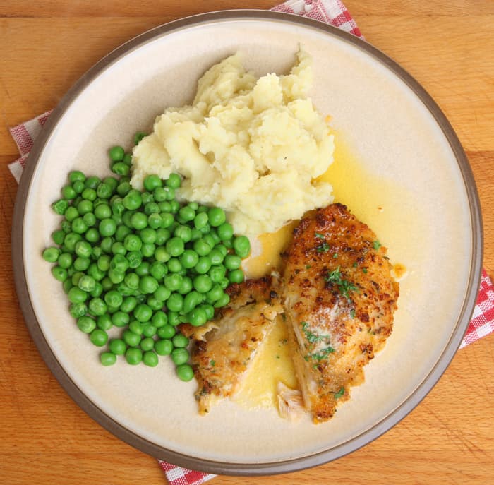 Pechugas de pollo rellenas a la italiana con jamón y albahaca