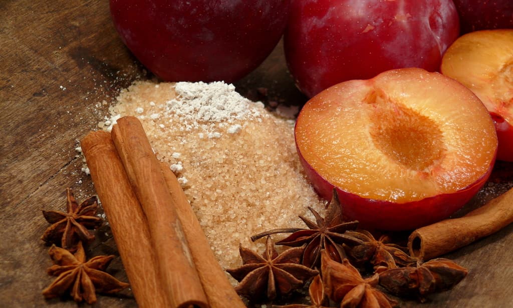 Postre de ciruelas con mascarpone de albahaca